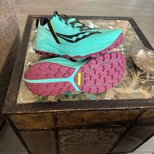 Saucony Women's Athletic Shoes - Aqua black and magenta, Xodus Ultra